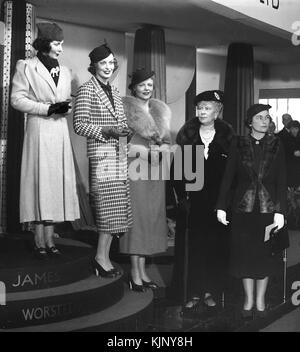 Son Altesse Royale la Reine Mary et la princesse Alice, duchesse de Gloucester avec des modèles de mode à Londres 1935 Banque D'Images