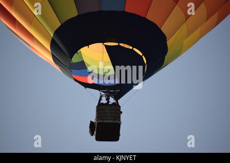 L'aube d'un vol de ballon à air chaud sur un matin d'automne Banque D'Images