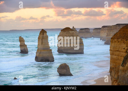 Au coucher du soleil les douze apôtres, Great Ocean Road, Port Campbell National Park, Victoria, Australie Banque D'Images