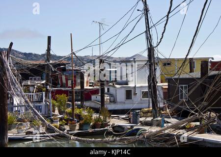 San Francisco, USA - aug 11 2013 : sausalito houseboats, dans la région de la baie de San Francisco, le quartier résidentiel pittoresque, avec tous les câbles électriques aro Banque D'Images