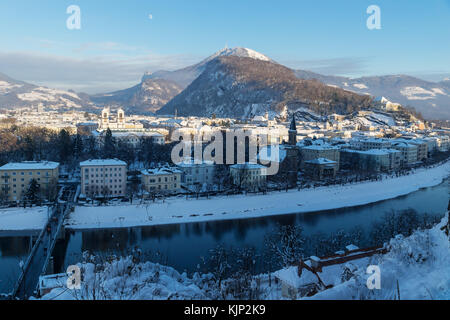 Salzburg Panorama avec vue sur la Colline Kapuzinerberg et Salzachin l'hiver avec de la neige fraîche, Autriche Banque D'Images