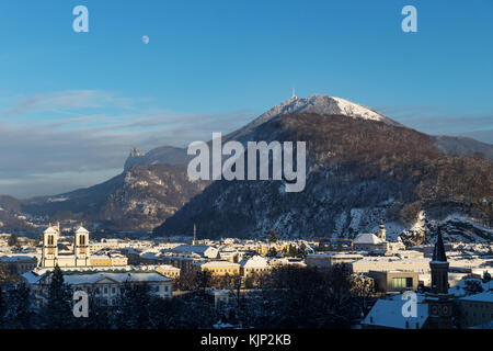 Salzburg Panorama avec vue sur Gaisberg en hiver avec de la neige fraîche, Autriche Banque D'Images