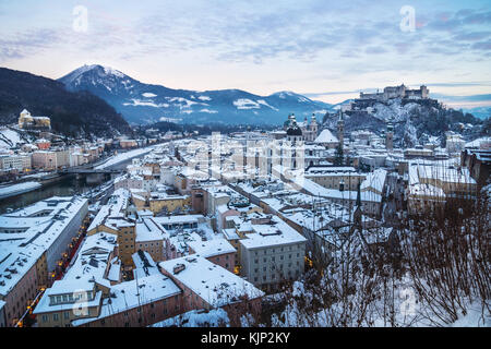 Salzburg Panorama pendant le coucher du soleil avec vue sur la forteresse en hiver avec de la neige fraîche, Autriche Banque D'Images