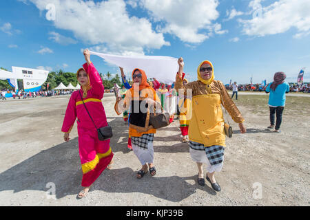 Défilé de femmes buton et effectuer la danse avec des costumes colorés traditionnels au cours de la vague de wakatobi festival. Banque D'Images