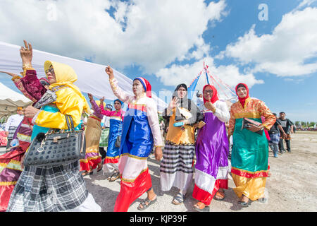 Défilé de femmes buton et effectuer la danse avec des costumes colorés traditionnels au cours de la vague de wakatobi festival. Banque D'Images