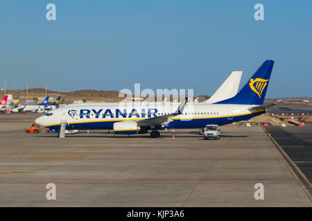 Tenerife, Espagne - novembre 2017 : avion de passagers de Ryanair, comité permanent sur la piste prêt pour baording Banque D'Images