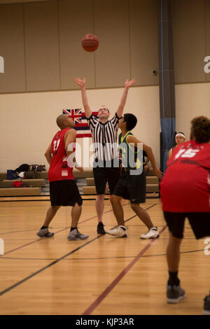 Michael moufles, numéro 14 sur l'Honoka'a Hawks et Nolan Martin, numéro 23 sur l'Explosion- Kanelehua, se préparer à un saut ball pour commencer le jeu au cours d'un tournoi de basket-ball des Jeux Olympiques spéciaux à mettre en place Semper, Center-Kulia Hawaï Base du Corps des Marines (MCBH) le 11 novembre 2017. MCBH a accueilli le tournoi de quilles avec la California Special Olympics à promouvoir la résistance et la saine concurrence offrant des incitatifs pour l'athlète de la croissance personnelle. (U.S. Marine Corps photo par le Sgt. Zachary Orr) Banque D'Images