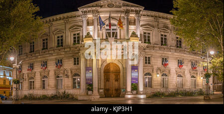 L'hôtel de ville d'avignon dans la nuit en france Banque D'Images