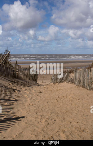 Sentier de marche jusqu'à formby point beach avec l'escrime Banque D'Images