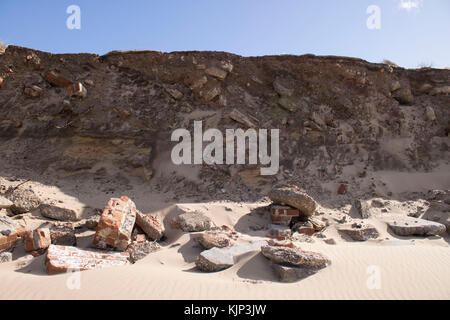 Mur de briques tombées à formby beach en raison de l'érosion côtière Banque D'Images