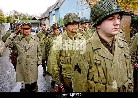 À Scherwiller, en France, les membres de l'U.S ARMY Group d'Alsace re-enactment association ont enfilé des uniformes de l'armée LA DEUXIÈME GUERRE MONDIALE Dans la matinée du samedi, Novembre 11, 2017 dans le cadre du Memorial et le dévouement des événements au 103e Division d'infanterie, qui a libéré la ville des nazis le 1 er décembre 1944. (Photo par le Sgt. 1re classe John Freese) Banque D'Images