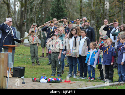 Les anciens combattants des guerres étrangères, de l'American Legion, et les Scouts d'Amérique Boy-Girl participer à une cérémonie à la Journée des anciens combattants de Yelm Cemetery à Yelm, Washington le 11 novembre 2017. Chaque année, les membres du service, les anciens combattants et les civils de façon positive l'accent sur le respect de nos anciens combattants du pays et le personnel militaire actif. (U.S. Photo de l'armée par le Sgt. Codie Mendenhall/libérés) Banque D'Images