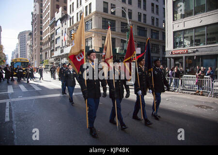 Réserve de l'Armée américaine les soldats de la garde de la couleur attribuée à la 77e Brigade de soutien portent les couleurs de la Cinquième Avenue à l'assemblée annuelle de la ville de New York Défilé des anciens combattants le 11 novembre 2017. La 77e Brigade de soutien est l'héritage le commandement de la légendaire 77e Division d'infanterie, la première division de la réserve de l'Armée de voir combattre dans la Première Guerre mondiale. Aujourd'hui, la brigade est chargé de fournir un soutien logistique dans le théâtre pour les unités de combat. (U.S. Photo de l'armée par le Sgt. Hector Rene Membreno-Canales/libérés) Banque D'Images