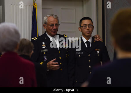 Le brigadier de l'Armée américaine à la retraite. Le général Jack Nicholson, invité le président, aide à promouvoir l'armée américaine Pvt. 1re classe Eugene Lee, Echo Company, 266e Bataillon de Quartier-maître, 23e Brigade Quartermaster, transport étudiant, au cours d'un événement Journée des anciens combattants à l'atterrissage de Williamsburg communauté de retraite à Williamsburg, en Virginie, le 11 novembre, 2017. Nicholson a pris sa retraite de l'armée à Fort Eustis après plus de 30 ans. (U.S. Photo de l'Armée de l'air par la Haute Airman Kaylee Dubois) Banque D'Images