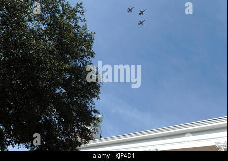 T-38 Serres de Columbus Air Force Base, du Mississippi, de survoler le Lowndes County Courthouse au cours d'une cérémonie de la Journée des anciens combattants le 11 novembre 2017, à Columbus, Mississippi. Membres de Columbus AFB et la ville de Columbus se sont réunis pour organiser un défilé et cérémonie en hommage aux anciens combattants. (U.S. Photo de l'Armée de l'air par le sergent. Christopher brut) Banque D'Images