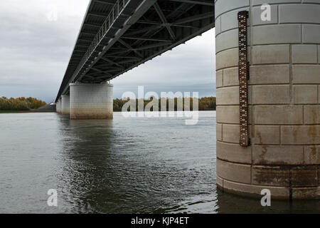 Vue de dessous de la rivière Kamtchatka prend en charge plus de pont - le plus long, plus grand et plus rivière en crue sur la péninsule du Kamtchatka. Eurasie, extrême-orient russe Banque D'Images