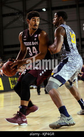 Tyler Davis, Texas A&M Aggies avant, tente d'obtenir après Sagaba Konate, West Virginia Mountaineer en avant, pendant les 2017 Forces armées ESPN Classic jeu de basket-ball à la base aérienne de Ramstein, en Allemagne, le 11 novembre, 2017. Les Aggies a surmonté un déficit de 13 points pour battre les alpinistes 88-65. Les Forces armées Classic est un jeu annuel qui rassemble de basket-ball de NCAA en direct à un public de militaires dans le monde entier. L'événement est gratuit, suivi par plus de 3 100 fans, était ouverte aux membres de l'armée, les civils de la Défense, et les personnes à charge. Ramstein a accueilli la première édition en 2012. (U.S. Air Force photo de Tech. Le Sgt. Sharida Jack Banque D'Images