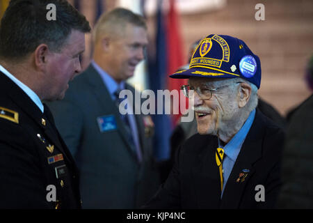 Ancien combattant de la guerre de Corée Gordon Severson rencontre les membres de services à la suite de la Journée des anciens combattants cérémonie à la Garde nationale de l'Alaska à l'Armurerie Joint Base Elmendorf-Richardson, Alaska, le 11 novembre, 2017. Le ministère des Affaires des anciens combattants et militaires a été l'hôte de la cérémonie publique avec la Garde nationale de l'Alaska depuis 1998. (U.S. Photo de l'Armée de l'air par la Haute Airman Javier Alvarez) Banque D'Images