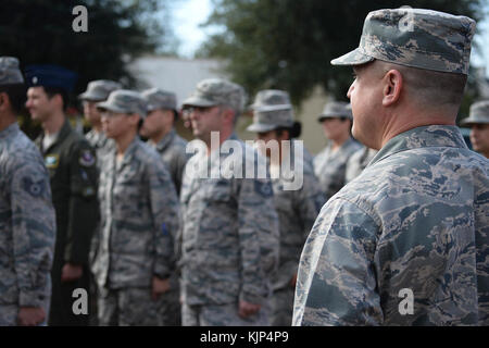 Le Colonel Guy Majkowski, 14e commandant du groupe médical, les commandes d'un vol d'aviateurs Novembre 11, 2017, avant un défilé des anciens combattants au complexe municipal de Columbus de Columbus, Mississippi. Après la parade était une cérémonie qui comprenait une cérémonie de dépôt de gerbes, pont et la participation de Columbus Air Force Base et de l'Ouest Lowndes High School Air Force ROTC Junior Garde d'honneur. (U.S. Air Force photo par un membre de la 1re classe Keith Holcomb) Banque D'Images