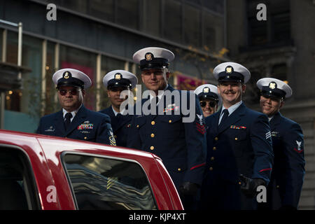 La Garde côtière canadienne, des membres de différentes unités du Secteur de New York pendant la pose de jour de vétérans de la ville de New York défilé, également connu sous le nom de America's Parade, le 11 novembre, 2017. Avec plus de 40 000 participants, la Journée des anciens combattants de la ville de New York est la plus grande Parade de la Journée des anciens combattants des États-Unis (U.S. Photo de la Garde côtière canadienne par le maître de 3e classe Frank Iannazzo-Simmons) Banque D'Images