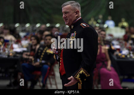 Le général Glenn M. Walters, Commandant adjoint du Corps des Marines, parle à la marine, les amis et les familles de milieu marin 265 Escadron à rotors basculants (renforcé) au cours de l'anniversaire du Marine Corps Ball cérémonie à Futenma Marine Corps Air Station, Okinawa, Japon, le 11 novembre, 2017. Walters a été l'invité d'honneur durant le bal organisé par le VMM-265 (rein). Il est originaire de Charleston, Caroline du Sud. Chaque année, les Marines du monde entier se rassemblent pour célébrer la fondation de la Marine Corps, le 10 novembre 1775. L'escadron, qui sert de l'élément de combat de l'aviation du 31e Marine Expeditionary Unit, g Banque D'Images