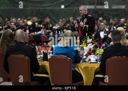 Le général Glenn M. Walters, Commandant adjoint du Corps des Marines, parle à la marine, les amis et les familles de milieu marin 265 Escadron à rotors basculants (renforcé) au cours de l'anniversaire du Marine Corps Ball cérémonie à Futenma Marine Corps Air Station, Okinawa, Japon, le 11 novembre, 2017. Walters a été l'invité d'honneur durant le bal organisé par le VMM-265 (rein). Il est originaire de Charleston, Caroline du Sud. Chaque année, les Marines du monde entier se rassemblent pour célébrer la fondation de la Marine Corps, le 10 novembre 1775. L'escadron, qui sert de l'élément de combat de l'aviation du 31e Marine Expeditionary Unit, g Banque D'Images