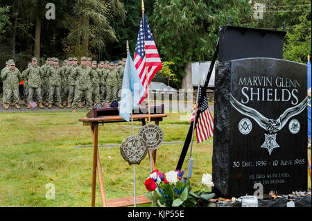 GARDINER, Washington (nov 11, 2017) les Seabees affectés au Commandement du génie des installations navales Northwest se tiennent en formation pendant un mémorial en l'honneur du mécanicien de construction de 3e classe Marvin Glenn Shields au cimetière Gardiner. La cérémonie a rendu hommage à l'unique récipiendaire de la Médaille d'honneur des Seabés et au vétéran du Vietnam, Shields, qui a reçu à titre posthume le plus haut prix militaire du pays pour ses actions et pour avoir donné sa vie pour sauver des camarades lors d'une attaque ennemie. (É.-U. Navy photo by Mass communication Specialist 2nd Class Ryan J. Batchelder/Released) Banque D'Images