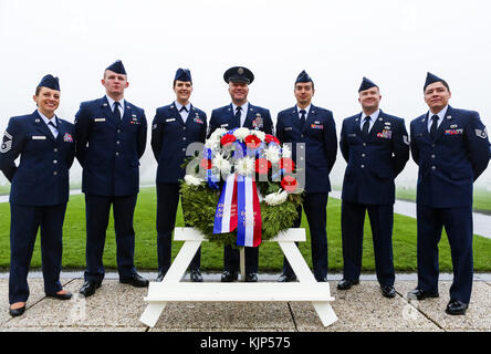 171111-N-EJ549-0009 Liège, Belgique (Nov 11, 2017) de l'aviateurs du 86e Groupe d'Ingénieur Civil, posent derrière la couronne après la cérémonie du jour de l'Armistice, le 11 novembre 2017, cimetière Américain Henri-Chapelle, Belgique. Ces aviateurs ont été parmi un groupe de militaires qui se sont réunis le Jour de l'ancien combattant et le jour de l'Armistice à l'honneur près de 8 000 Américains morts enterrés ici après la Seconde Guerre mondiale. (U.S. Photo par MARINE MATELOT Technicien de systèmes d'information Daniel Gallegos/libérés) Banque D'Images