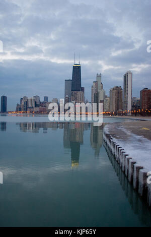 Par un froid matin d'hiver, l'aube sur l'horizon de Chicago avec l'emblématique John Hancock building crise en bonne place. Banque D'Images