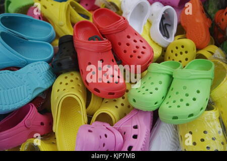 Chaussures colorées ou jootis jutis ou à la vente à un marché aux puces Banque D'Images