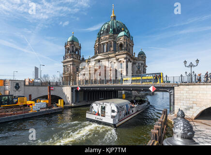 Vue sur le dôme de Berlin à partir de la rivière Spree. L'île des musées Banque D'Images