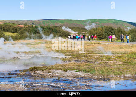 L'Islande, de haukadalur - septembre 6, 2017 : les touristes dans la région des sources chaudes de haukadalur en septembre. geyser haukadalur vallée est l'une des plus célèbres de la vue Banque D'Images