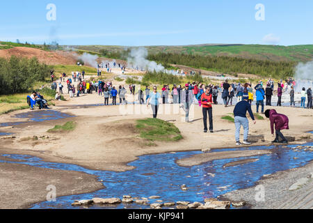 L'Islande, de haukadalur - septembre 6, 2017 : les touristes près de strokkur geyser dans la région de haukadalur haukadalur. En septembre la vallée du geyser est l'un des plus fa Banque D'Images