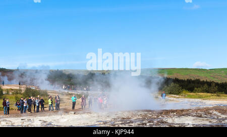 L'Islande, de haukadalur - septembre 6, 2017 : les touristes attendre éruption du geyser strokkur en zone de haukadalur haukadalur. En septembre la vallée du geyser est l'un des Banque D'Images