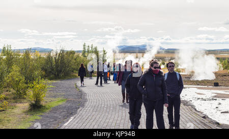 L'Islande, de haukadalur - septembre 6, 2017 : les touristes à pied dans la région de haukadalur haukadalur. En septembre la vallée du geyser est l'un des plus célèbres sites de j Banque D'Images