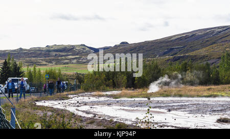 L'Islande, de haukadalur - septembre 6, 2017 : les touristes viennent à la zone de haukadalur haukadalur. En septembre la vallée du geyser est l'un des plus célèbres sites de j Banque D'Images