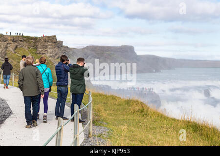 L'islande, gullfoss - septembre 6, 2017 : les touristes prendre photo de cascade de Gullfoss gullfoss. est situé dans le canyon de la rivière olfusa, c'est l'un des plus Banque D'Images