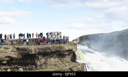 L'islande, gullfoss - septembre 6, 2017 : les visiteurs du point de vue sur la cascade de Gullfoss gullfoss. est situé dans le canyon de la rivière olfusa, c'est l'un des Banque D'Images