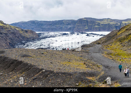 Kalta geopark, ISLANDE - 9 septembre 2017 : les touristes en chemin vers le glacier solheimajokull (sud langues glaciaires du myrdalsjokull ice cap) dans geopar katla Banque D'Images