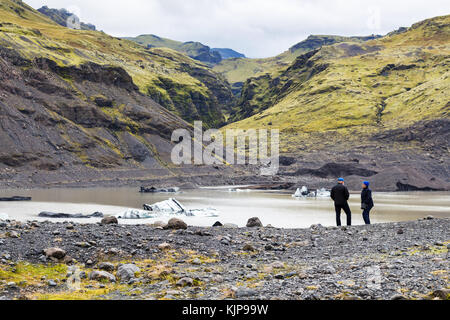 Kalta geopark, ISLANDE - 9 septembre 2017 : les touristes près de la fonte du glacier solheimajokull de pool (sud langues glaciaires du myrdalsjokull ice cap) dans la région de ka Banque D'Images