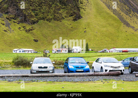 Skogar, ISLANDE - 9 SEPTEMBRE 2017 : parking dans le village de Skogar près de la cascade de Skogafoss dans le Géoparc Katla sur la côte sud de l'Atlantique islandais en sept Banque D'Images