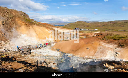 Krysuvik, ISLANDE - 10 septembre 2017 : les touristes à vue dans la zone géothermique de krysuvik sur péninsule du sud (reykjanesskagi, péninsule de Reykjanes) Banque D'Images