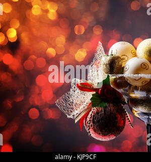 Boules de Noël en verre sur un fond sombre. Banque D'Images