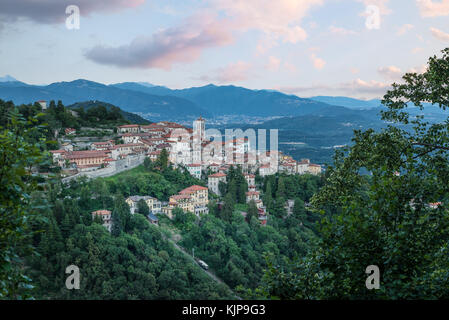 Sacro Monte de Varese, Varese, Italie. vue pittoresque du petit village médiéval au coucher du soleil. ci-dessous le funiculaire est visible.site de l'UNESCO Banque D'Images