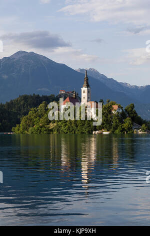 Le lac de Bled en Slovénie. Beau lac de montagne avec petite église de pèlerinage Banque D'Images
