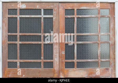 Porte avant en bois d'une vieille maison. Porte en bois. Banque D'Images