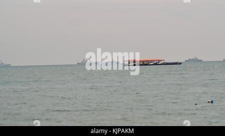 50ème anniversaire de l'ASEAN examen de la flotte internationale 2017 navires de la marine dans le golfe de Thaïlande photographiés un jour pluvieux difficile à voir Banque D'Images