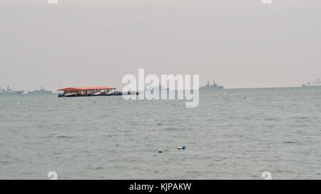 50ème anniversaire de l'ASEAN examen de la flotte internationale 2017 navires de la marine dans le golfe de Thaïlande photographiés un jour pluvieux difficile à voir Banque D'Images