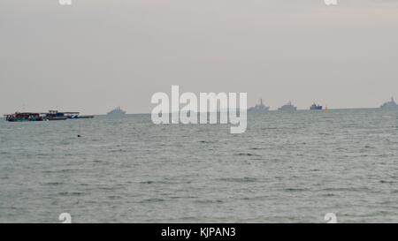 50ème anniversaire de l'ASEAN examen de la flotte internationale 2017 navires de la marine dans le golfe de Thaïlande photographiés un jour pluvieux difficile à voir Banque D'Images