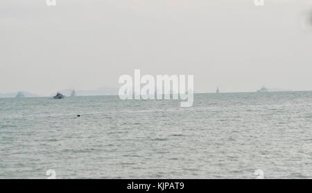 50ème anniversaire de l'ASEAN examen de la flotte internationale 2017 navires de la marine dans le golfe de Thaïlande photographiés un jour pluvieux difficile à voir Banque D'Images